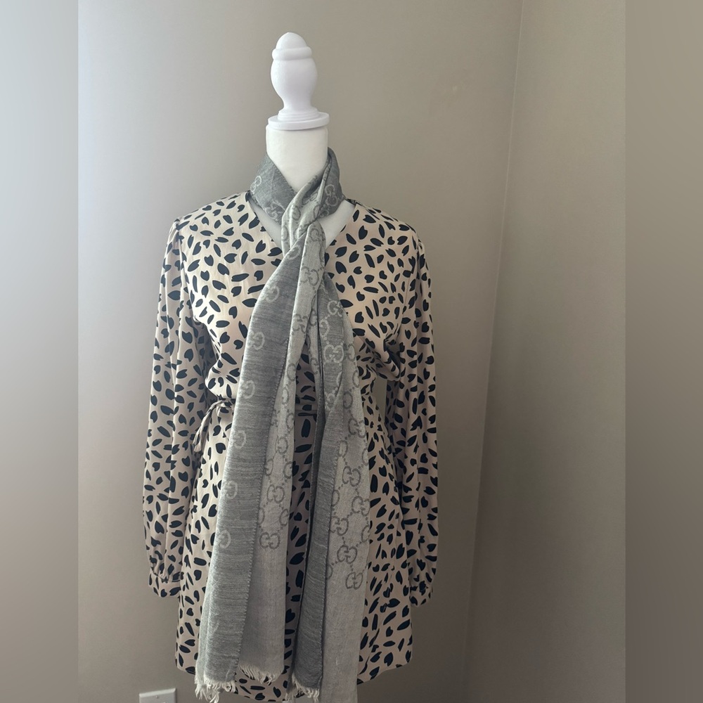 Gucci Elegant Gray Patterned Scarf